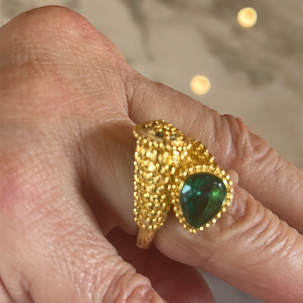 Elegant Gold and Green Ring - Picture 2 of 3